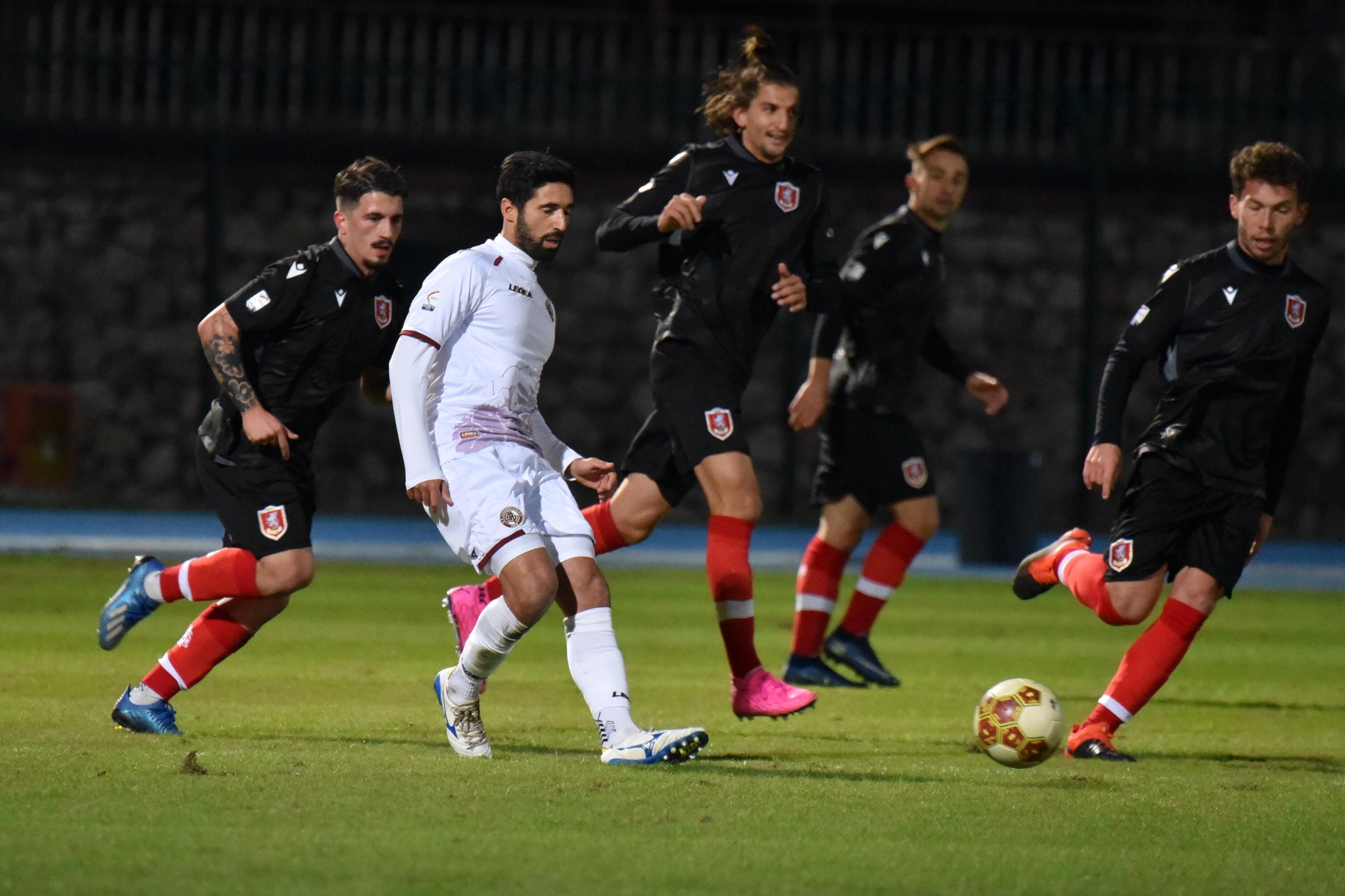 Un'azione nei primissimi minuti della partita Grosseto-Livorno (foto Agenzia Bf)