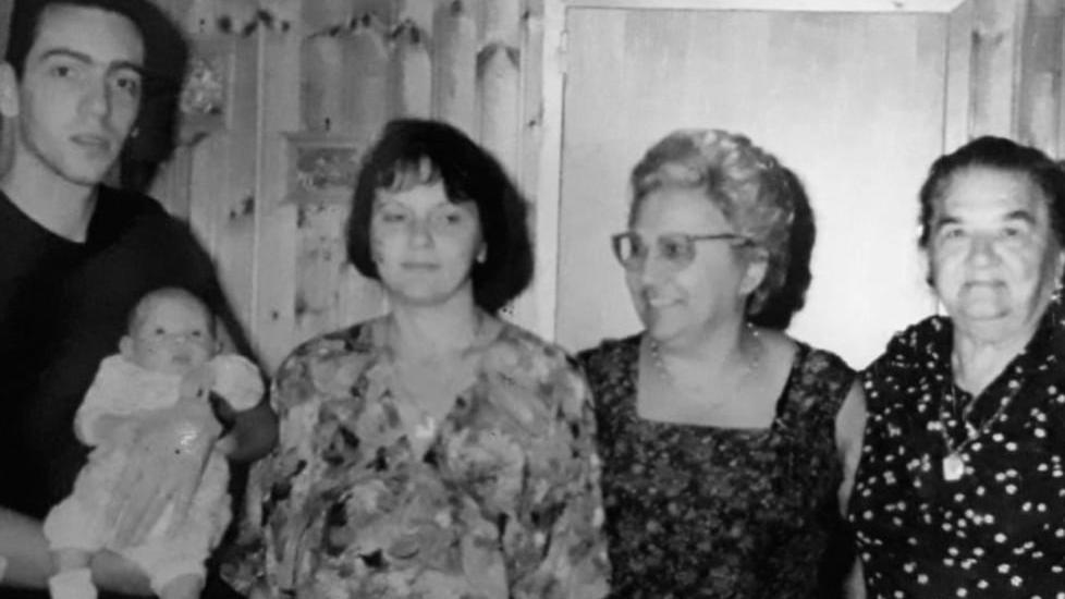 Quelle foto di famiglia con cinque generazioni l’una accanto all’altra