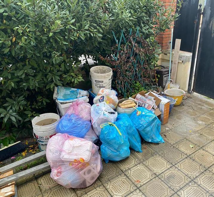 Avvocato di Montecatini: «Sono positivo e nessuno ritira i miei rifiuti, il mio giardino presto una discarica» 