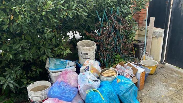 Avvocato di Montecatini: «Sono positivo e nessuno ritira i miei rifiuti, il mio giardino presto una discarica»