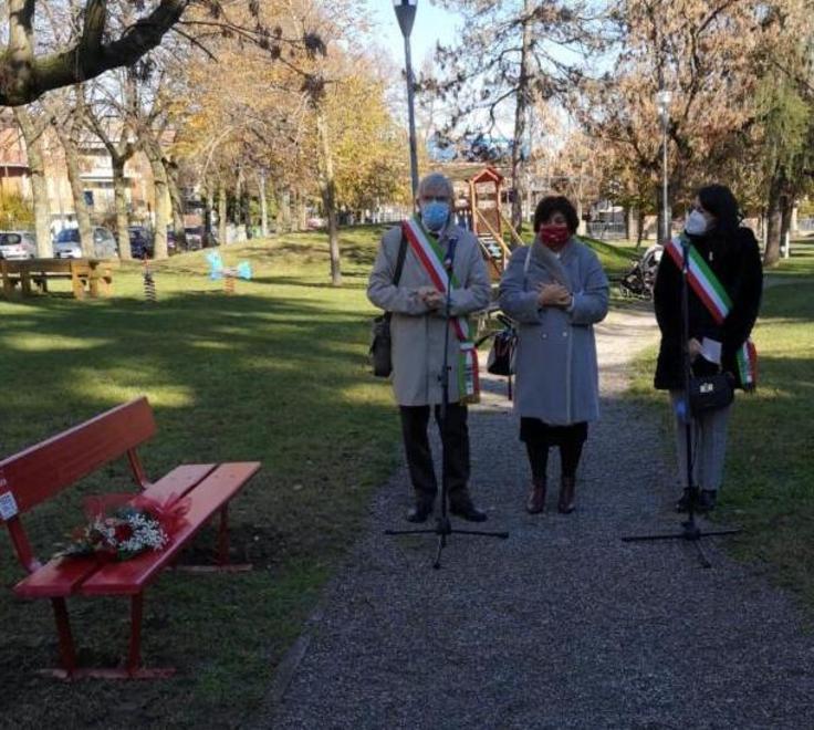 Inaugurati ieri il parco e le panchine rosse intitolate ad Anna e Jessica 