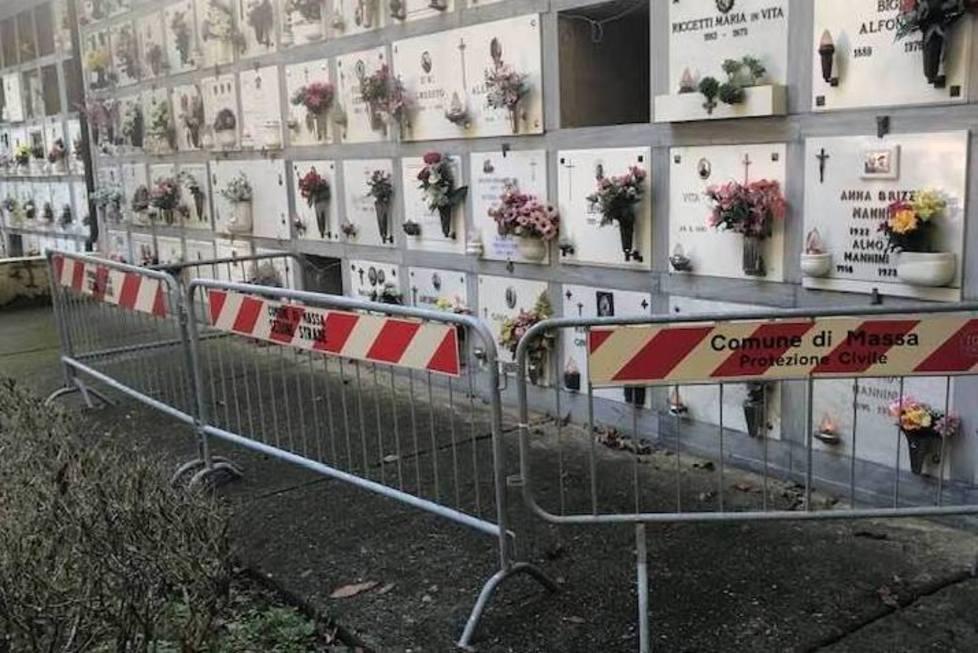 «Quelle transenne ancora al cimitero» 