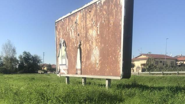 Degrado intorno alle plance pubblicitarie