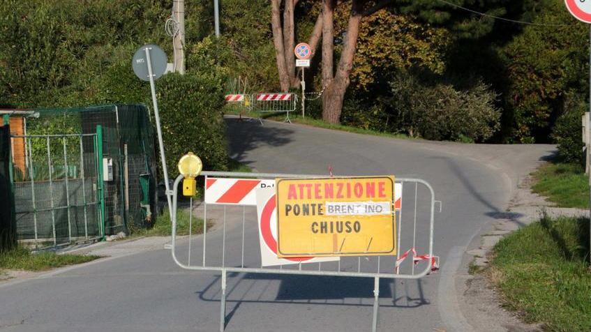 Monta la protesta «Via subito ai lavori sul ponte di via del Brentino»