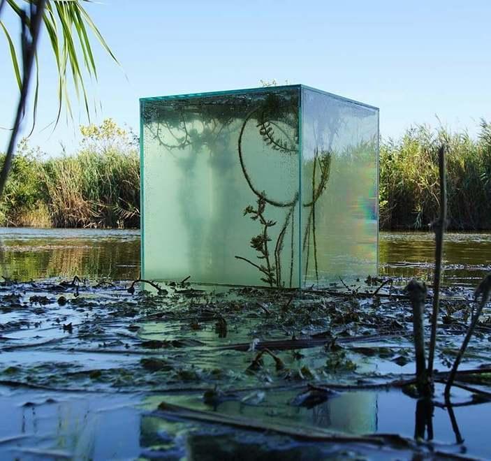 L’arte emerge dal lago con le opere sospese di Villani 