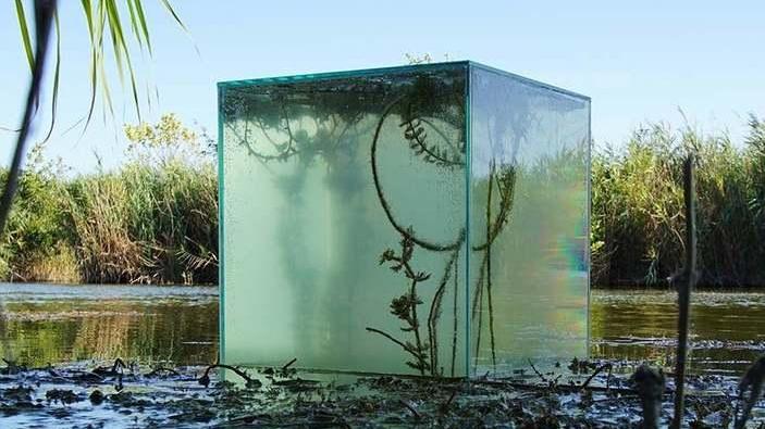 L’arte emerge dal lago con le opere sospese di Villani