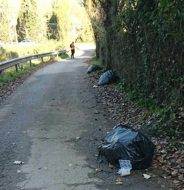 Sacchetti dei rifiuti abbandonati in via Antichi