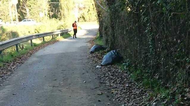 Sacchetti dei rifiuti abbandonati in via Antichi