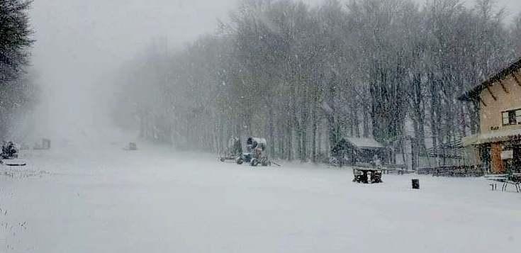 Un venerdì nella morsa del vento Neve in Amiata, raffiche sulla costa