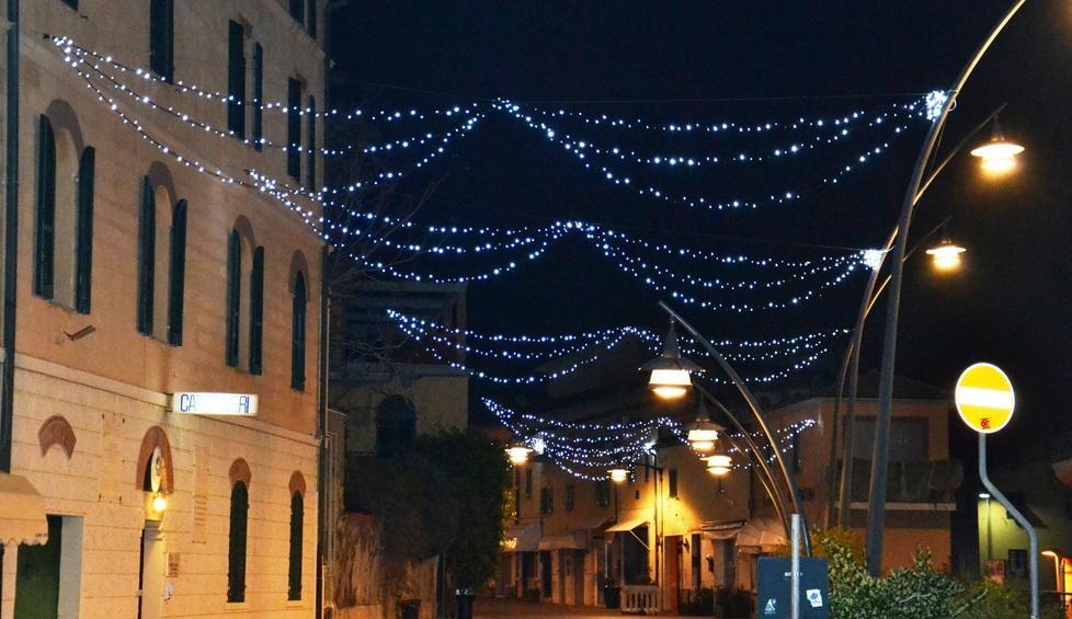 Il paese non rinuncia alle luminarie di Natale e alla filodiffusione