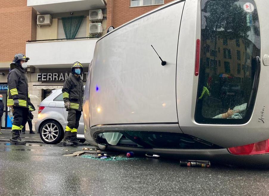 Sterza e ribalta l’auto: feriti una mamma e il figlio piccolo