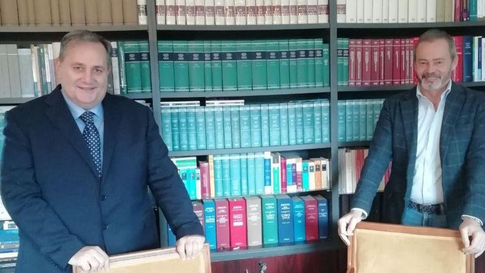 Lambertucci archiviato: nessun reato per le foto dei rifiuti nell’androne