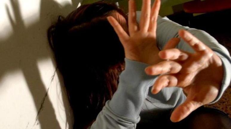 Incinta, pestata dal marito perché non fa il pane