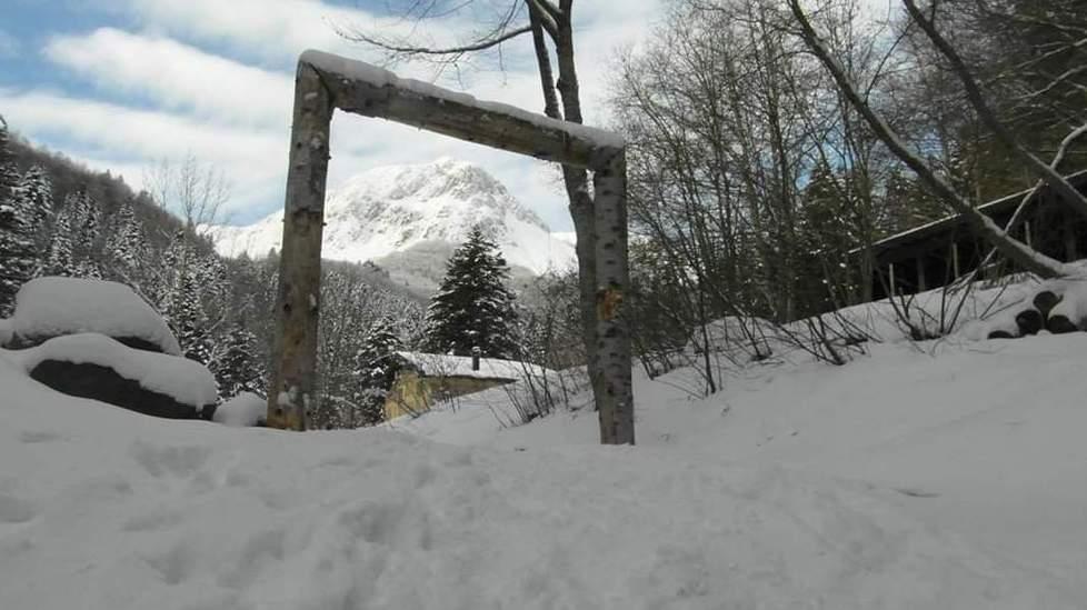 La neve imbianca tutto il Crinale E il Cerreto monta la nuova seggiovia 