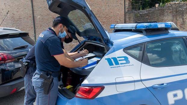 Trovato con tre chili di marijuana Coltivava le piante in giardino per poi essiccarle e vendere le dosi