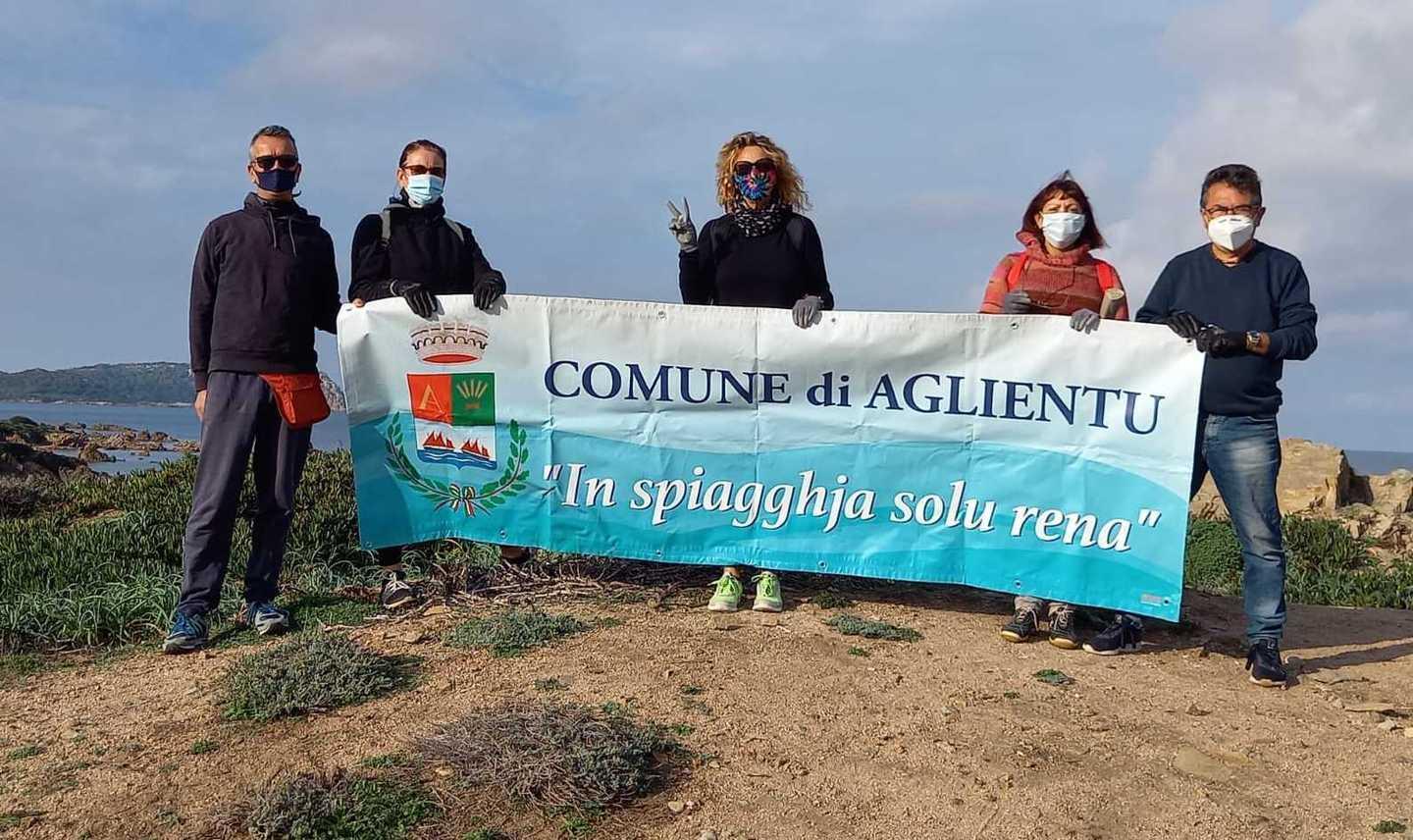 Aglientu, i volontari ripuliscono le calette a Rena di Matteu