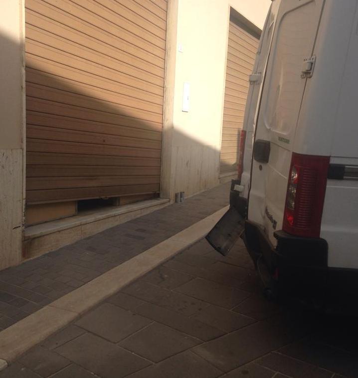 Borore, cedono i freni: furgone investe di striscio una donna e finisce su serranda