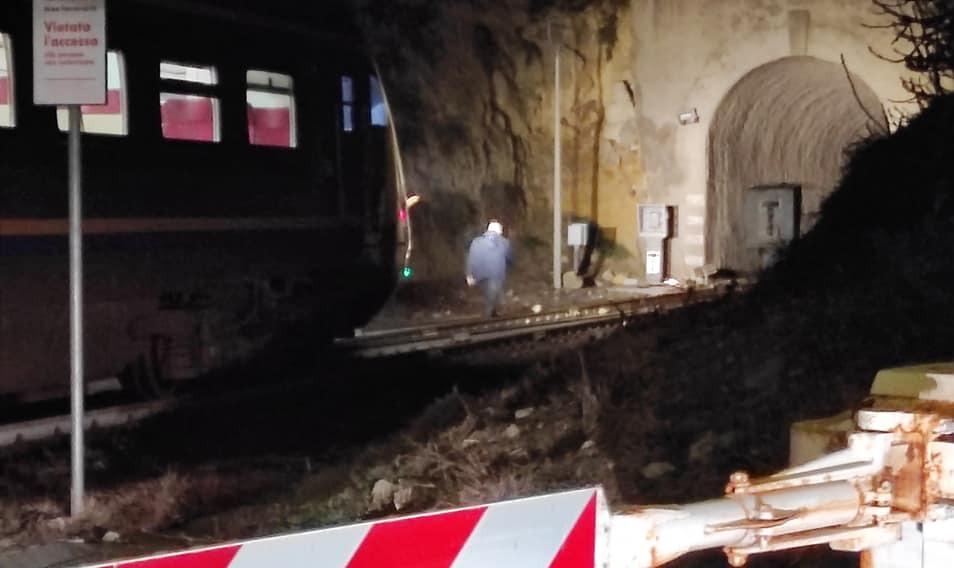 Pietre sui binari del treno, dura condanna dei sindacati