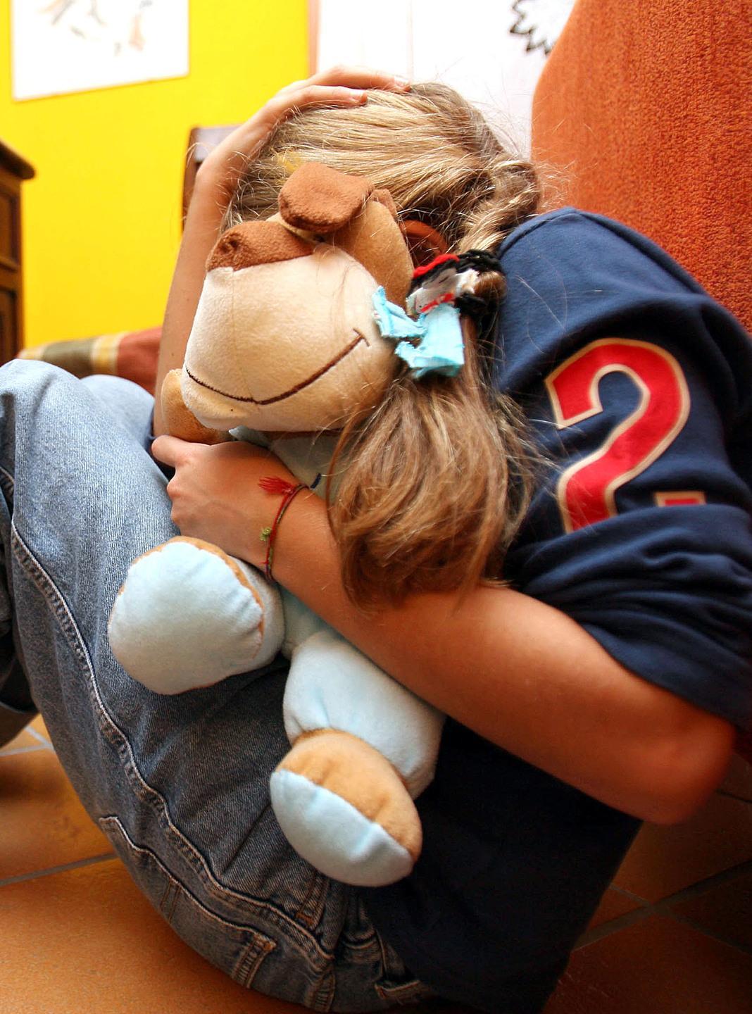 Oristano, donna maltrattata indagata a sua volta per violenze sulla figlia di 5 anni 