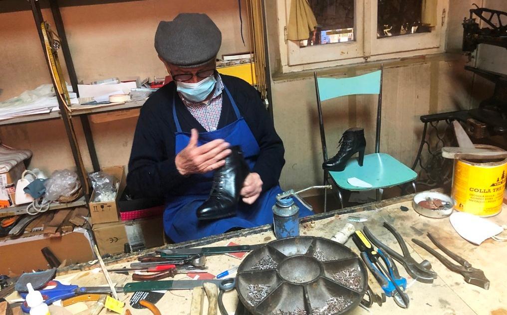 La bottega del calzolaio a Ozieri, mestieri che scompaiono 