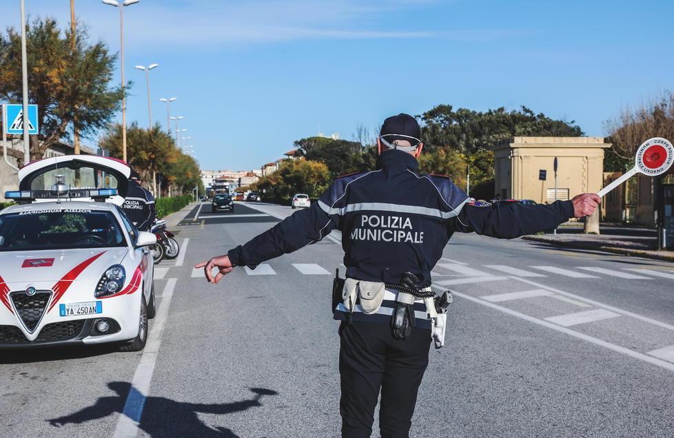Caffè con gli amici e posto di blocco forzato sul lungomare e in centro scattano le multe 