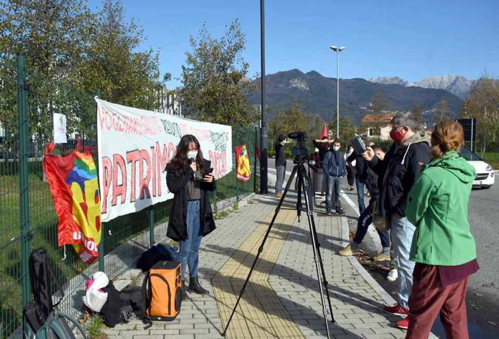 Sit in di protesta «Emergenza? No, questa è una crisi di tutto il sistema» 