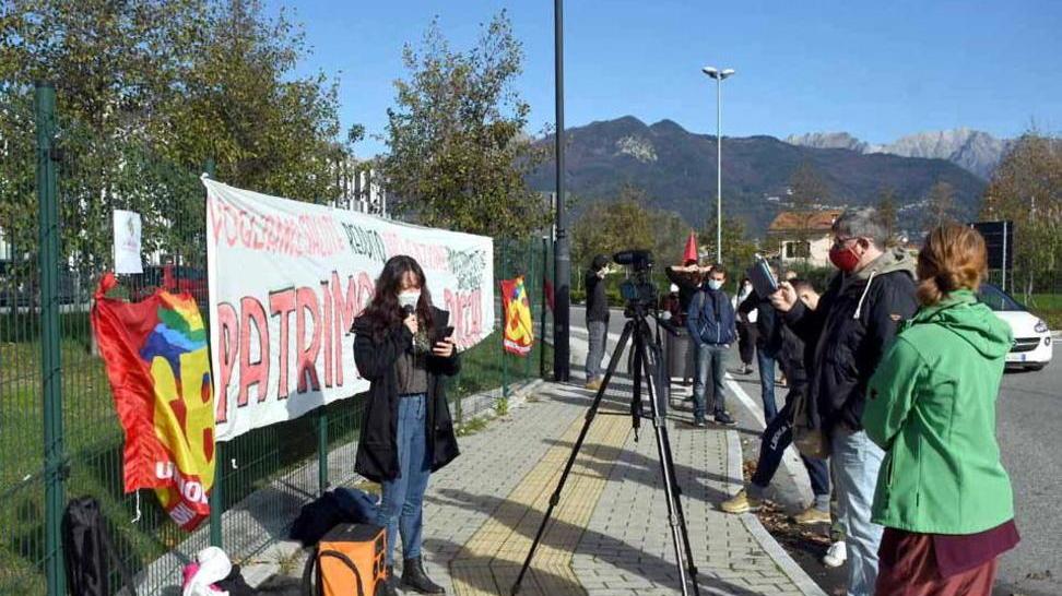 Sit in di protesta «Emergenza? No, questa è una crisi di tutto il sistema»