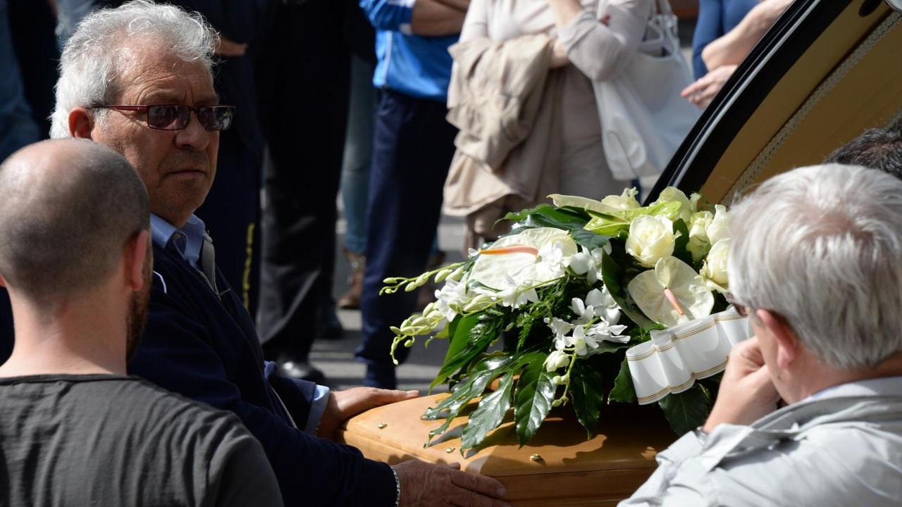 Dino Saverdi, 71 anni, al funerale del figlio (era il 2016) ucciso da un infarto a soli 42 anni