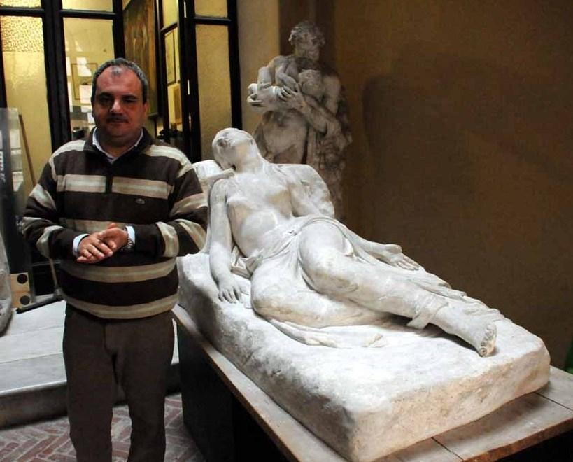 L'ex presidente Simone Caffaz vicino a un gesso di Antonio Canova