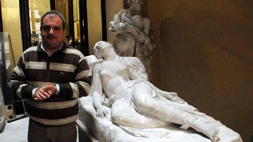 L'ex presidente Simone Caffaz vicino a un gesso di Antonio Canova
