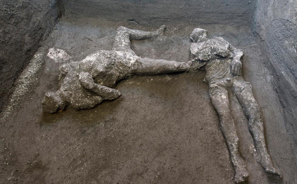 I due corpi sorpresi dall’eruzione, sensazionale scoperta a Pompei