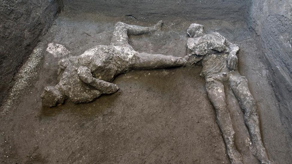 I due corpi sorpresi dall’eruzione, sensazionale scoperta a Pompei