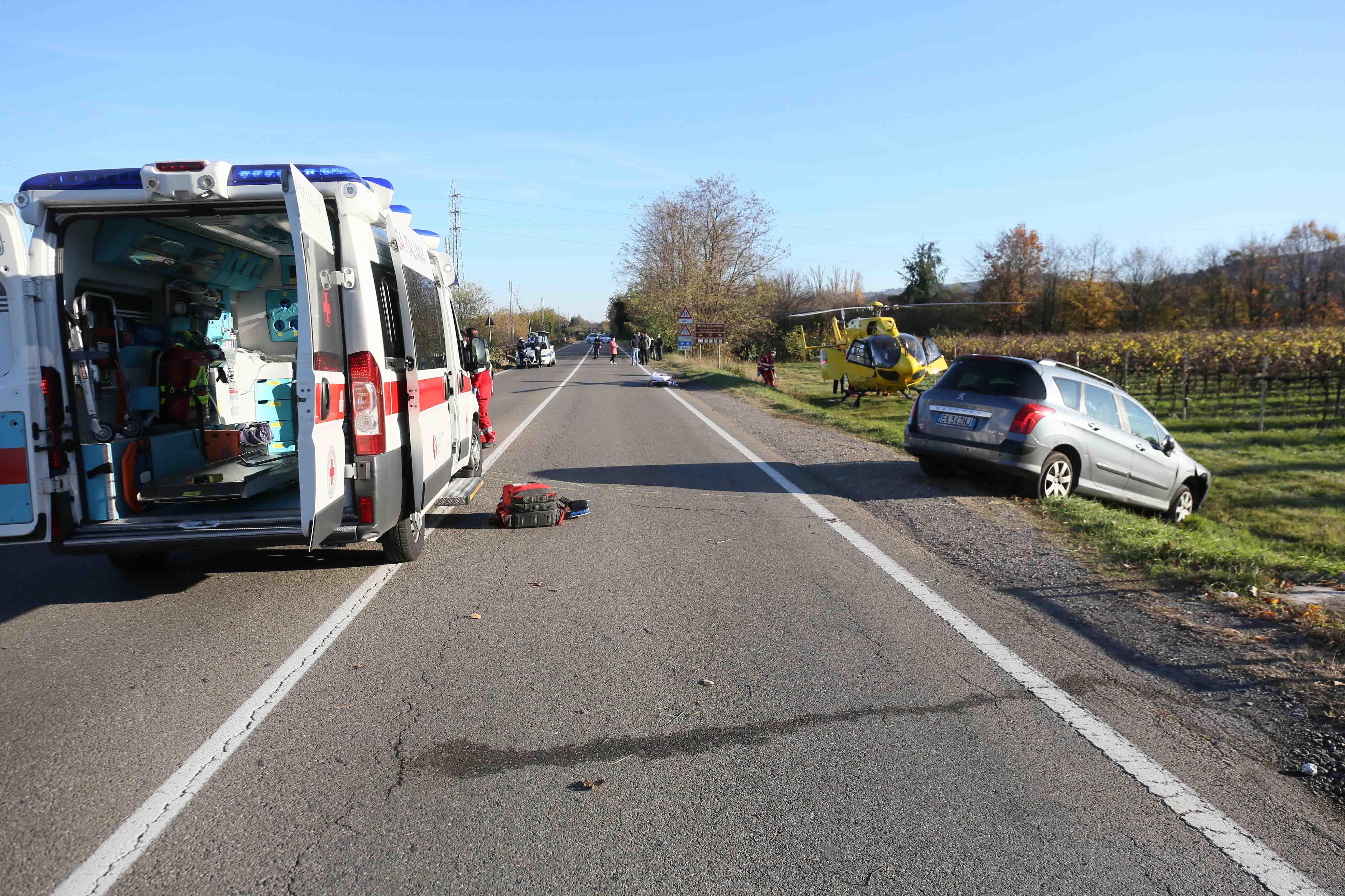 Con l'auto vola fuori strada sulla provinciale 467, grave una donna  