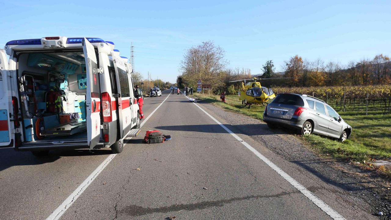 Con l'auto vola fuori strada sulla provinciale 467, grave una donna