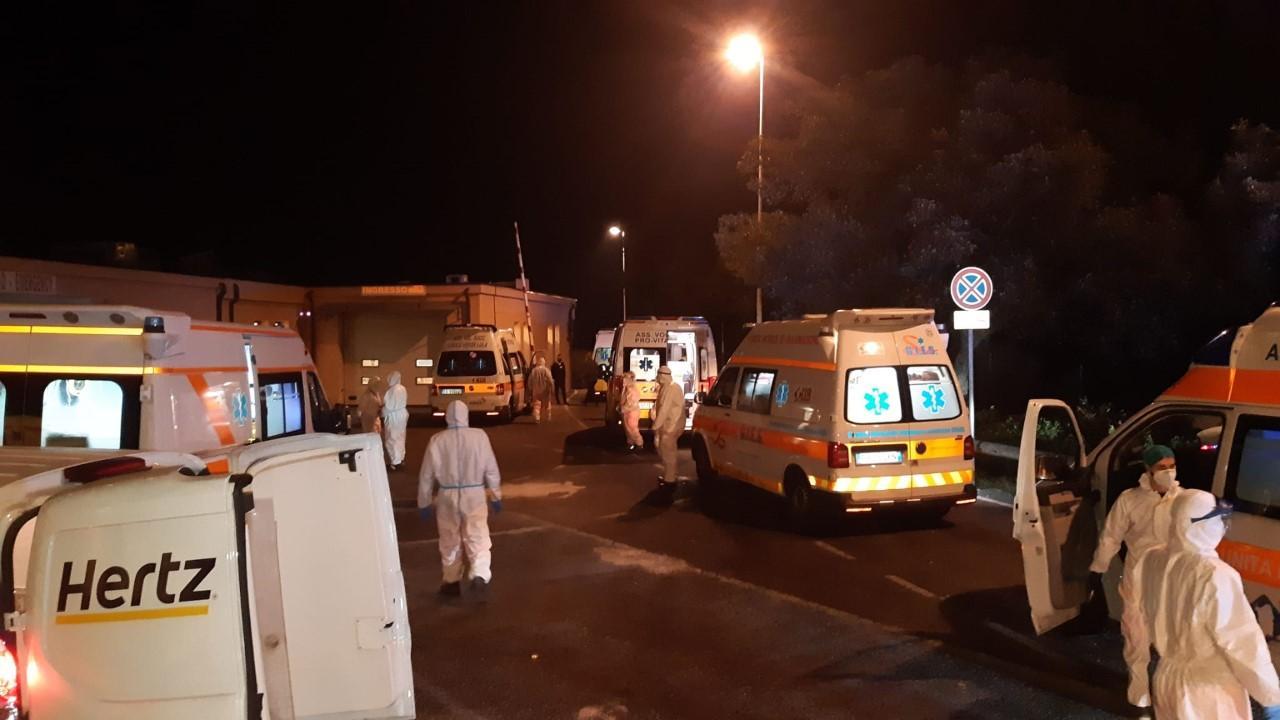 Ambulanze davanti al pronto soccorso dell'ospedale San Francesco (foto Massimo Locci)