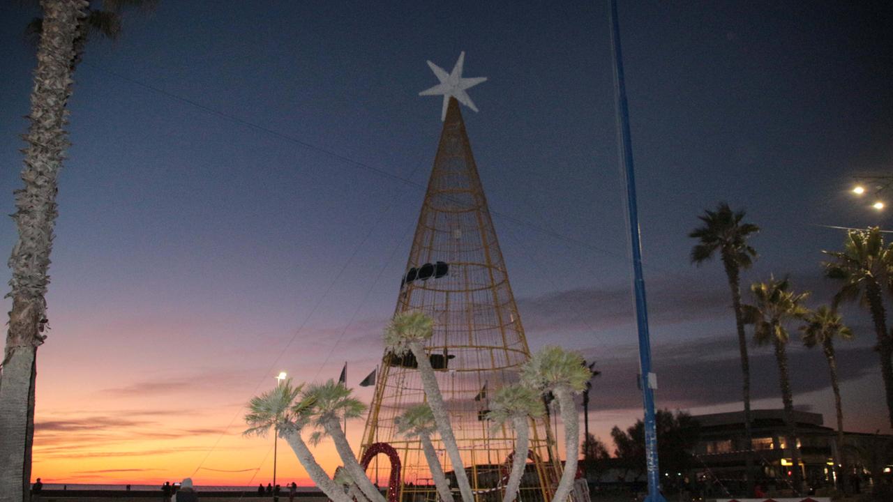 Polemiche sull'albero di luci in piazza Mazzini, il sindaco: "Va bene, lo togliamo"