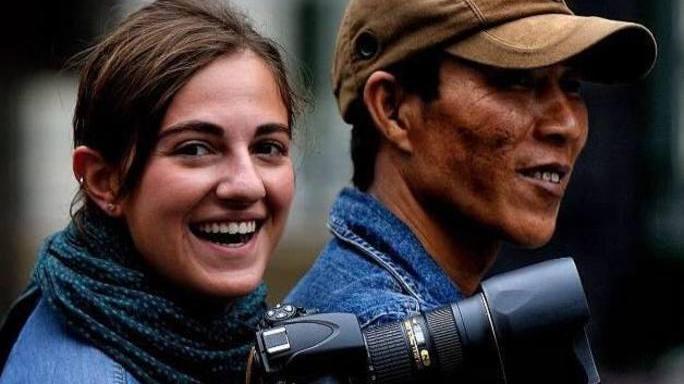 Finale. Carolina, che fotografa i bar desolati e chiusi «Dettagli immobili narrano il momento»