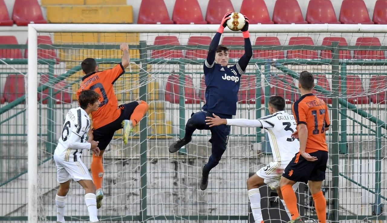Israel stoppa la sfera davanti a Cesarini e Chinellato (foto dal sito juventus.com)