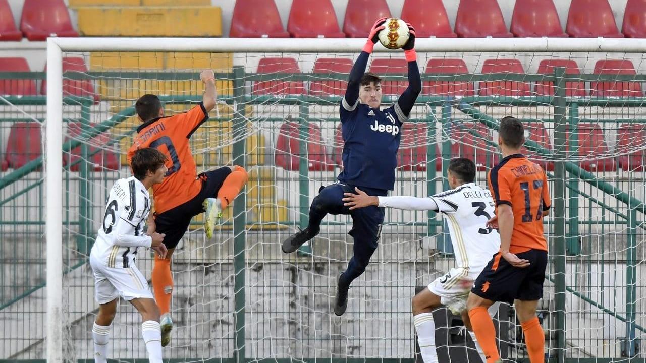 Israel stoppa la sfera davanti a Cesarini e Chinellato (foto dal sito juventus.com)