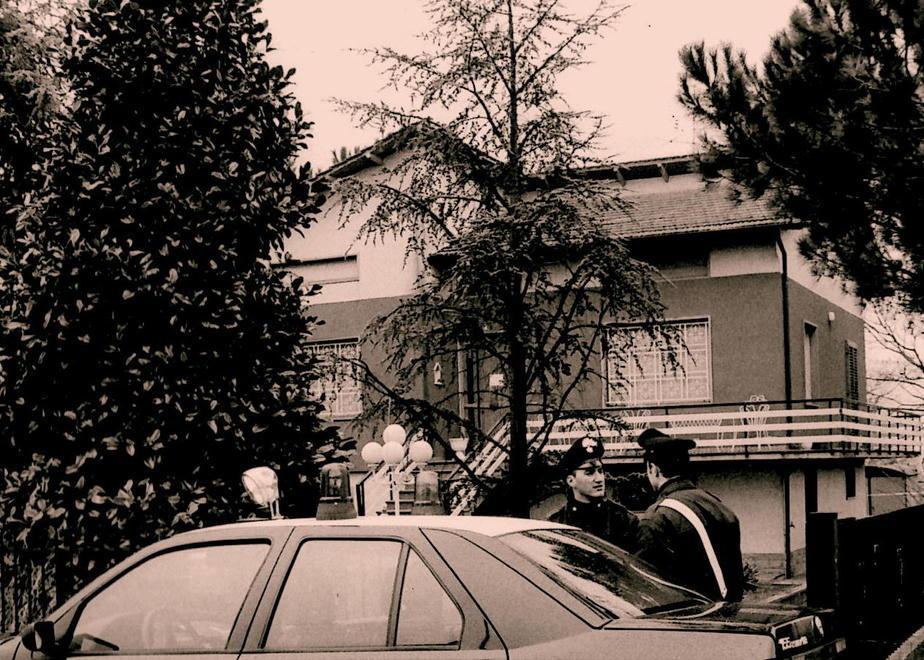 Carabinieri davanti alla villetta del delitto