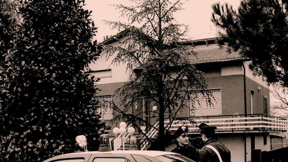 Carabinieri davanti alla villetta del delitto