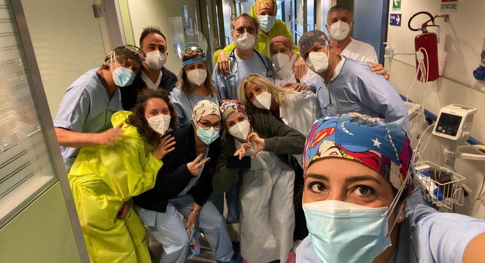 Il dottor Antonio Scanavacca (al centro) insieme al personale del pronto soccorso del San Luca di Lucca