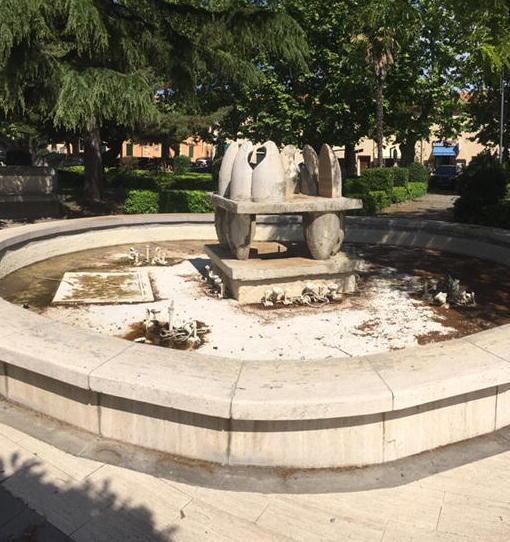 La denuncia della Pro Loco: «La fontana di Vada è nel degrado, così l’intera piazza sembra trascurata» 