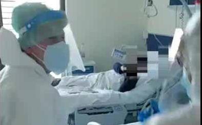 È positivo e compie gli anni Le infermiere lo festeggiano 