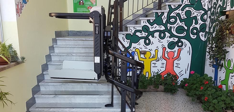 Barriere architettoniche due montascale alle scuole elementari e medie