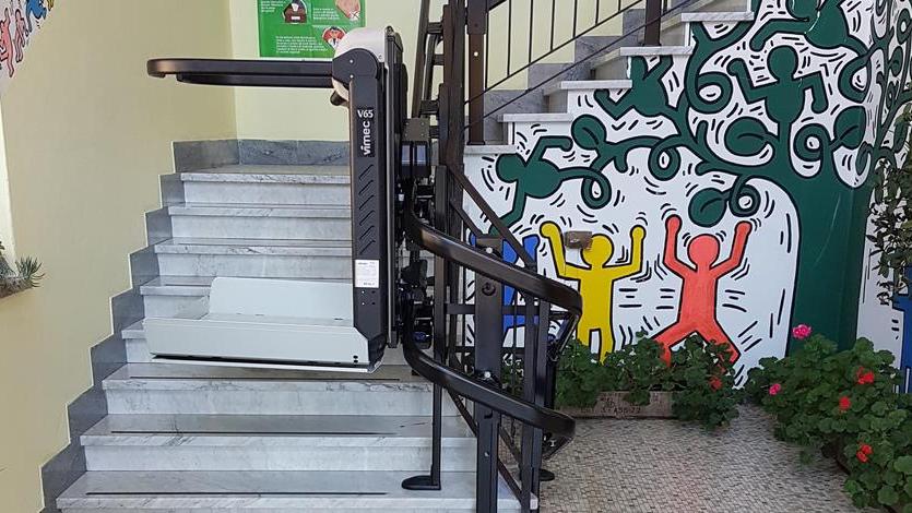 Barriere architettoniche due montascale alle scuole elementari e medie
