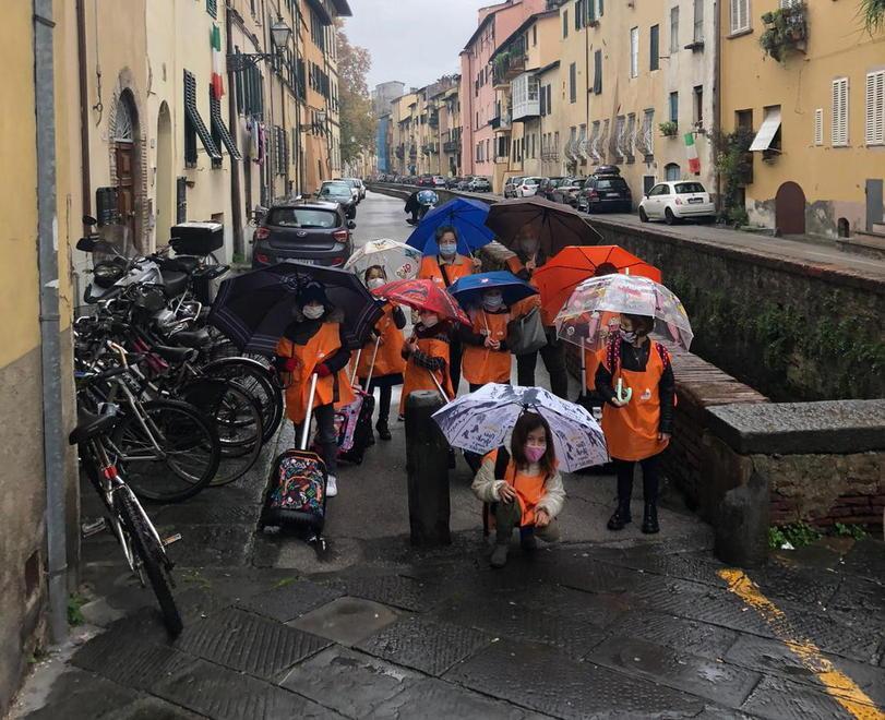 «Tante grazie ai nonni di Lucca che portano i nostri figli in classe»