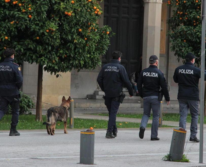 In zona Stazione operazioni congiunte tra forze di polizia con le unità cinofile 