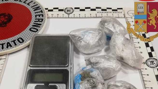 Negli slip nascondeva un calzino con la droga: giovane denunciato