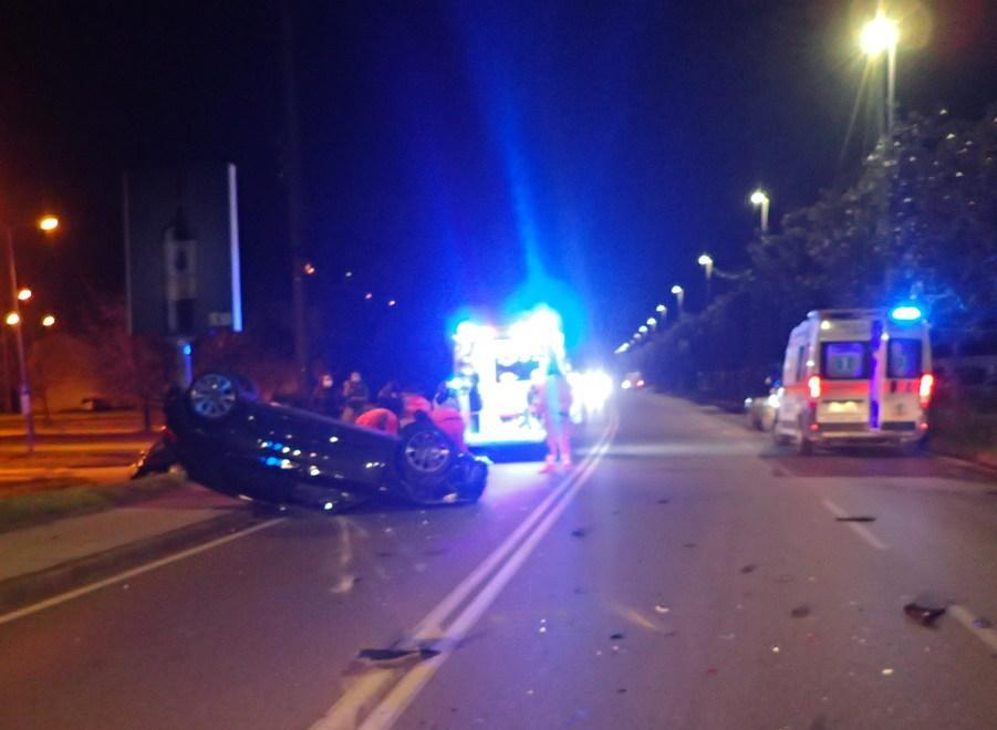Scontro in via Monnet, grave un giovane nell’auto ribaltata
